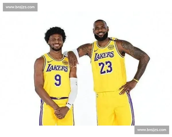 詹姆斯转发布朗尼扣篮训练：父子齐力见证成长！