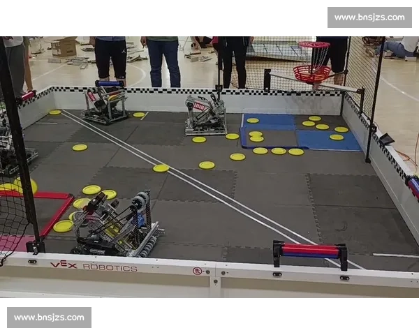 机器人足球赛连环翻车，担架员成意外主角